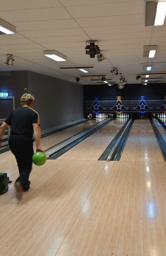 en av våra medlemmar som spelar bowling med attention Uppsala